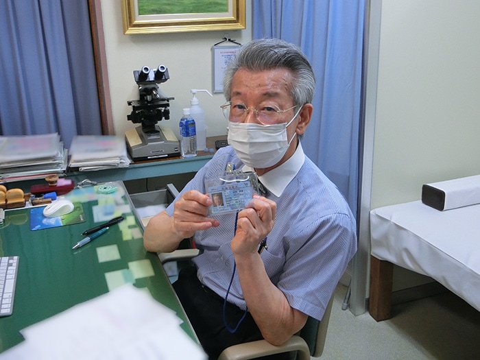 医師資格証を提示する院長