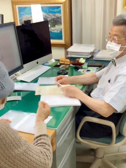 診察中の院長先生