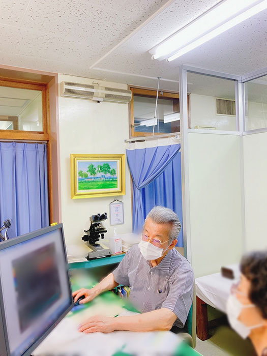 診察中の院長先生