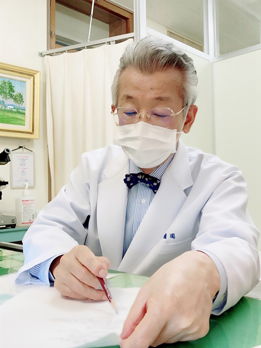 診察中の院長先生